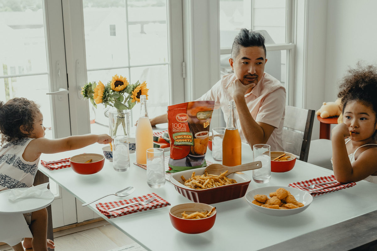 hijos y padre en la mesa del comedor