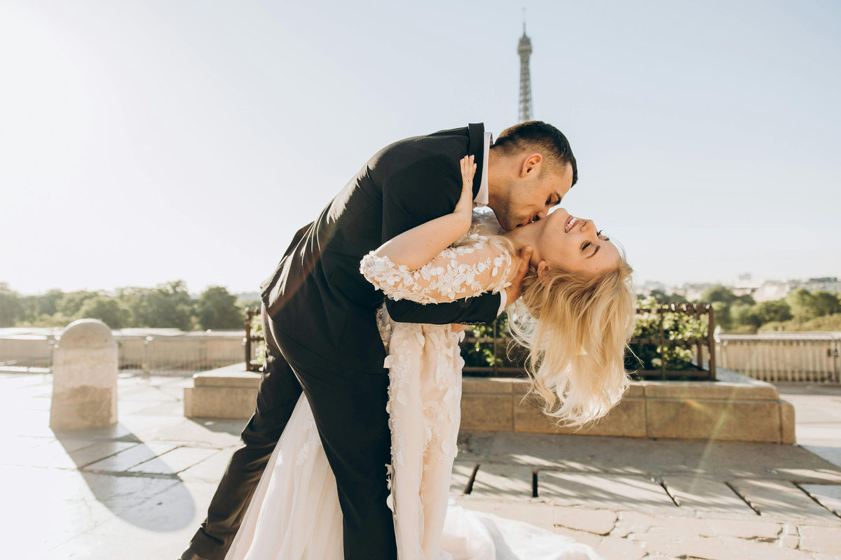 pareja besándose después de casarse