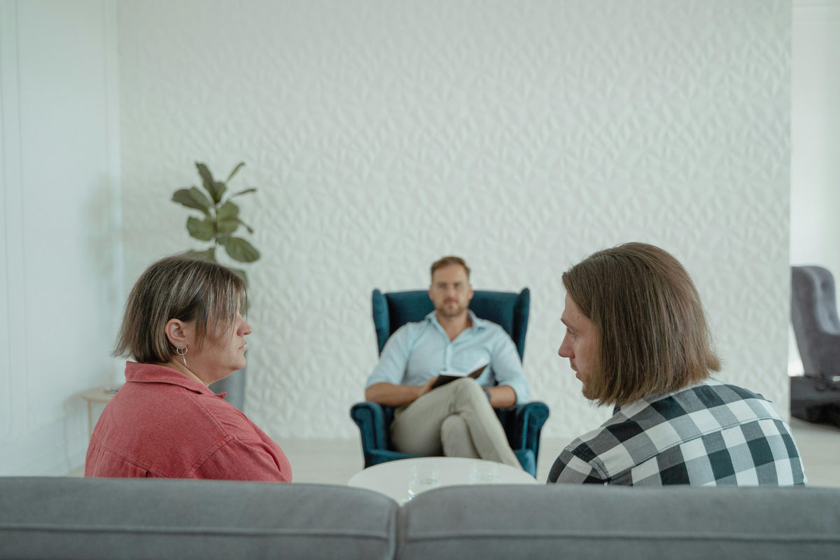 Tres adultos sentados conversando
