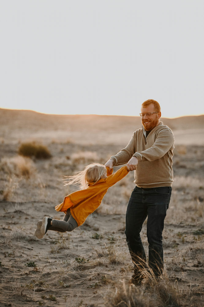 niño y padre jugando