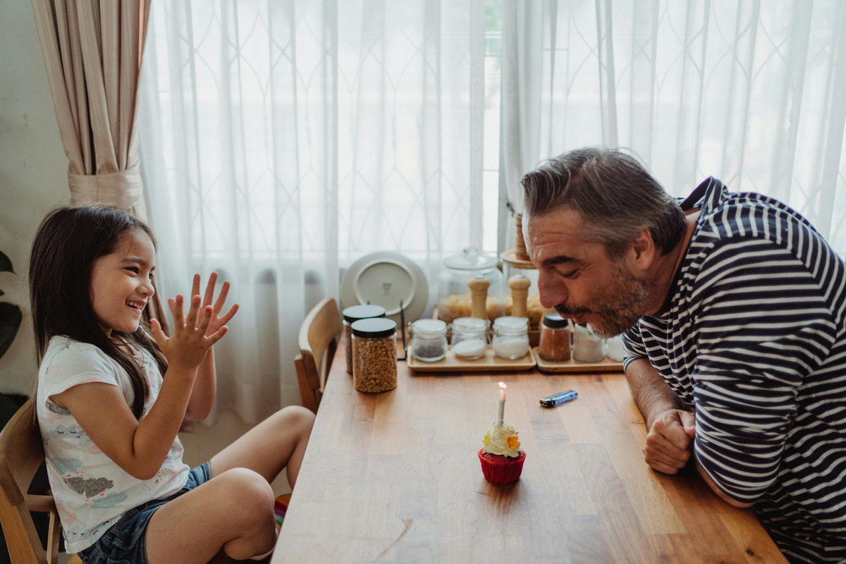 padre e hija durante el tiempo de crianza