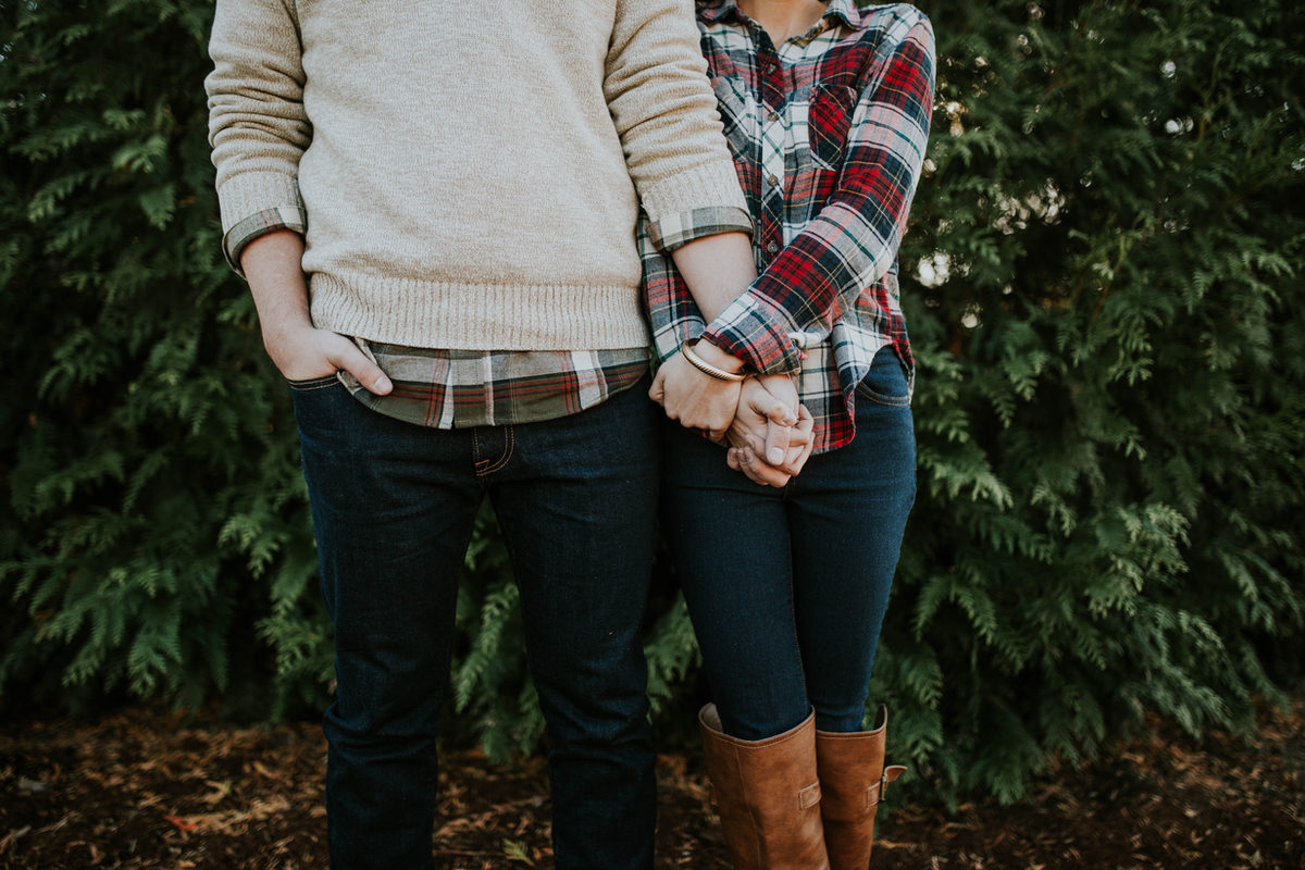 pareja casada tomándose de las manos