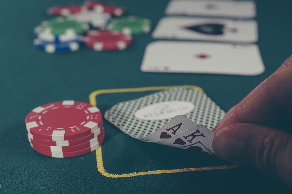 Naipes y fichas sobre una mesa de juego.