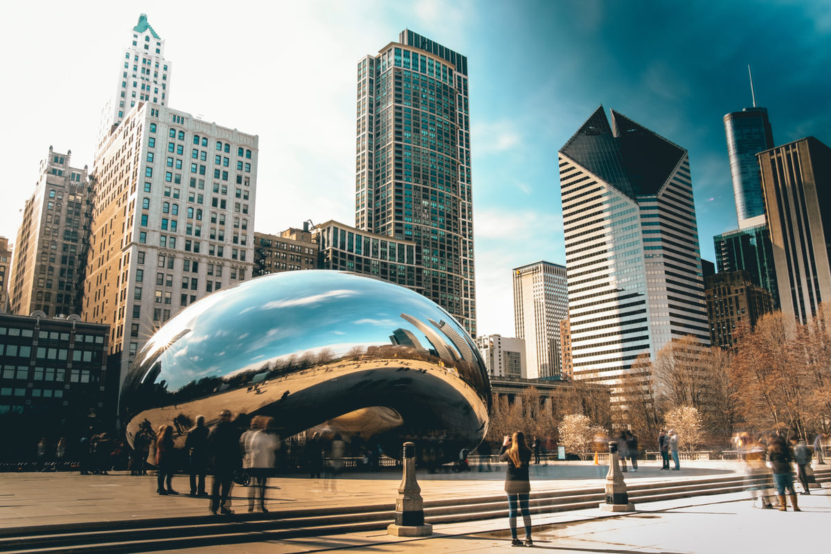 Cloud Gate reflejando edificios en el centro de Chicago.