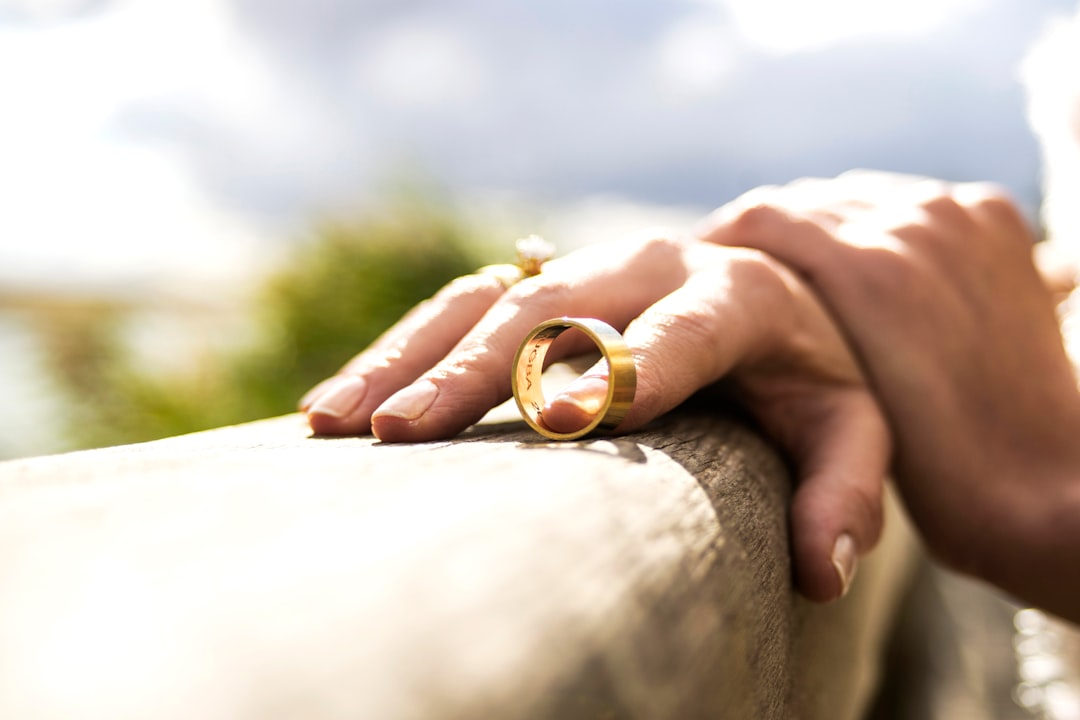 Anillo de bodas quitado del dedo