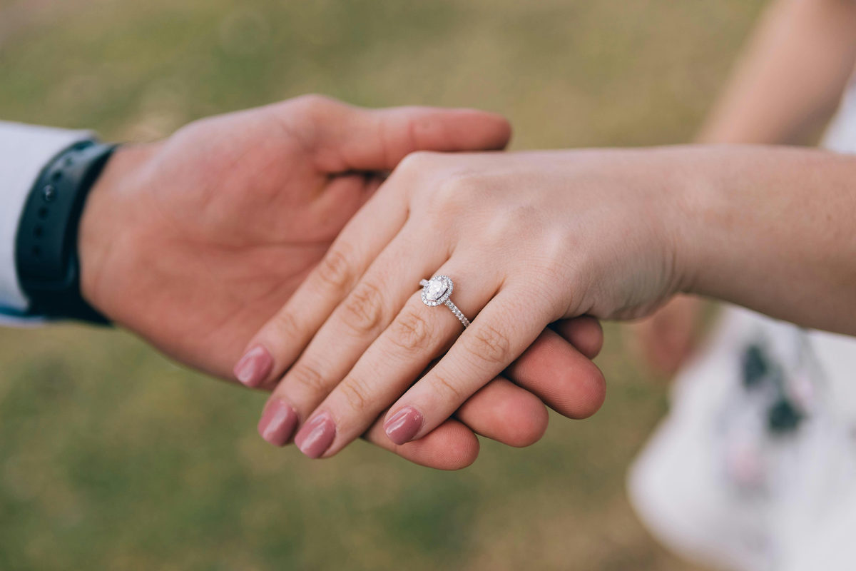 anillo de compromiso en la mano de una mujer