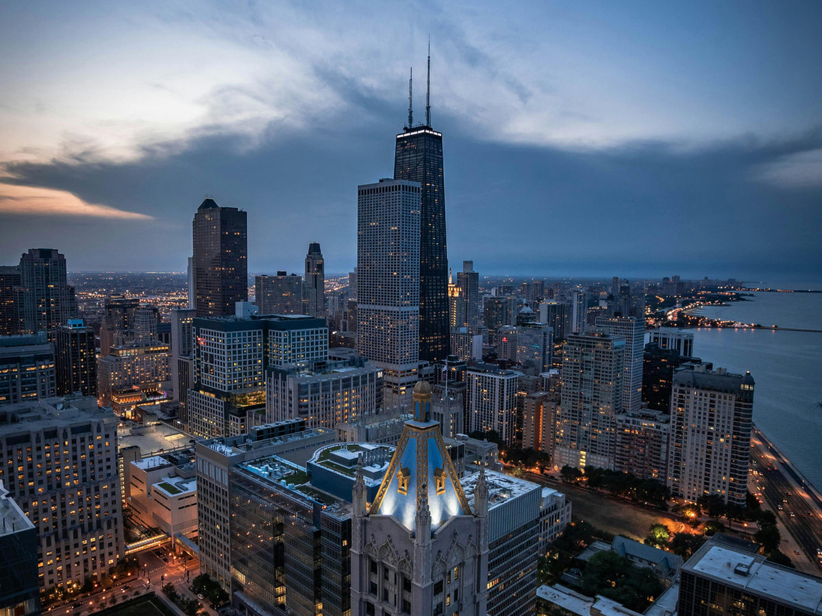 Horizonte de Chicago y frente del lago al anochecer.