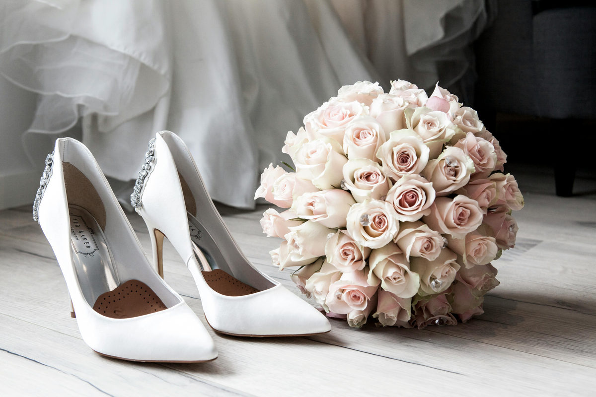 zapatos de vestir blancos y rosas para una boda
