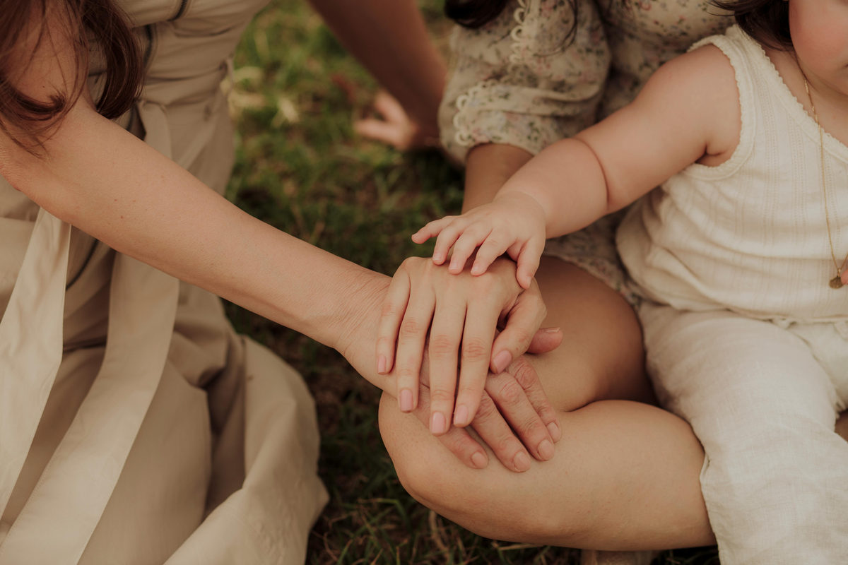 madre e hijos tomados de la mano
