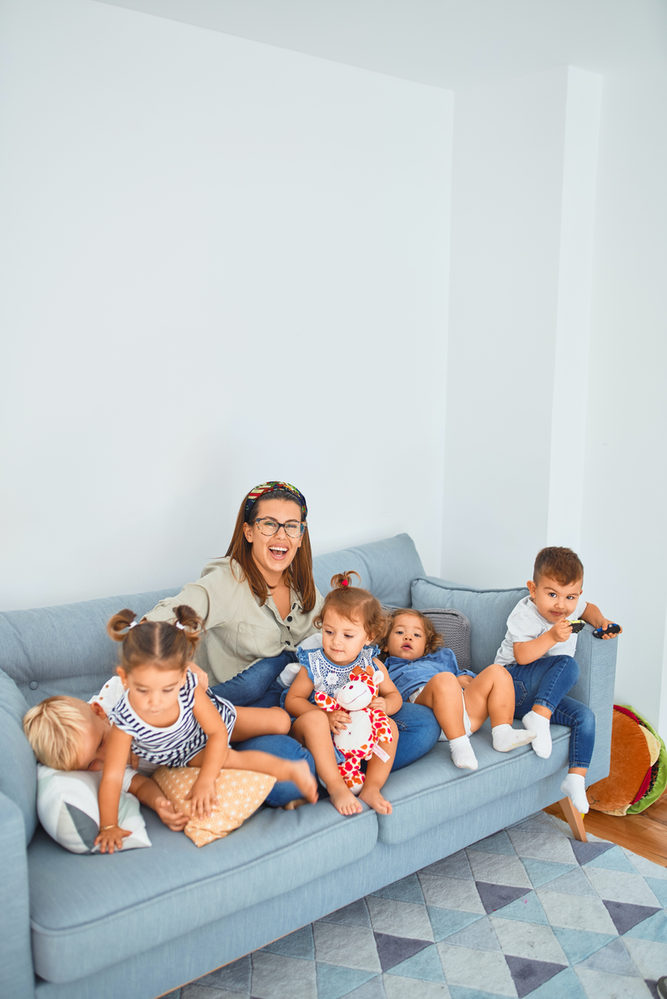 Adultos y niños sentados juntos en un sofá.
