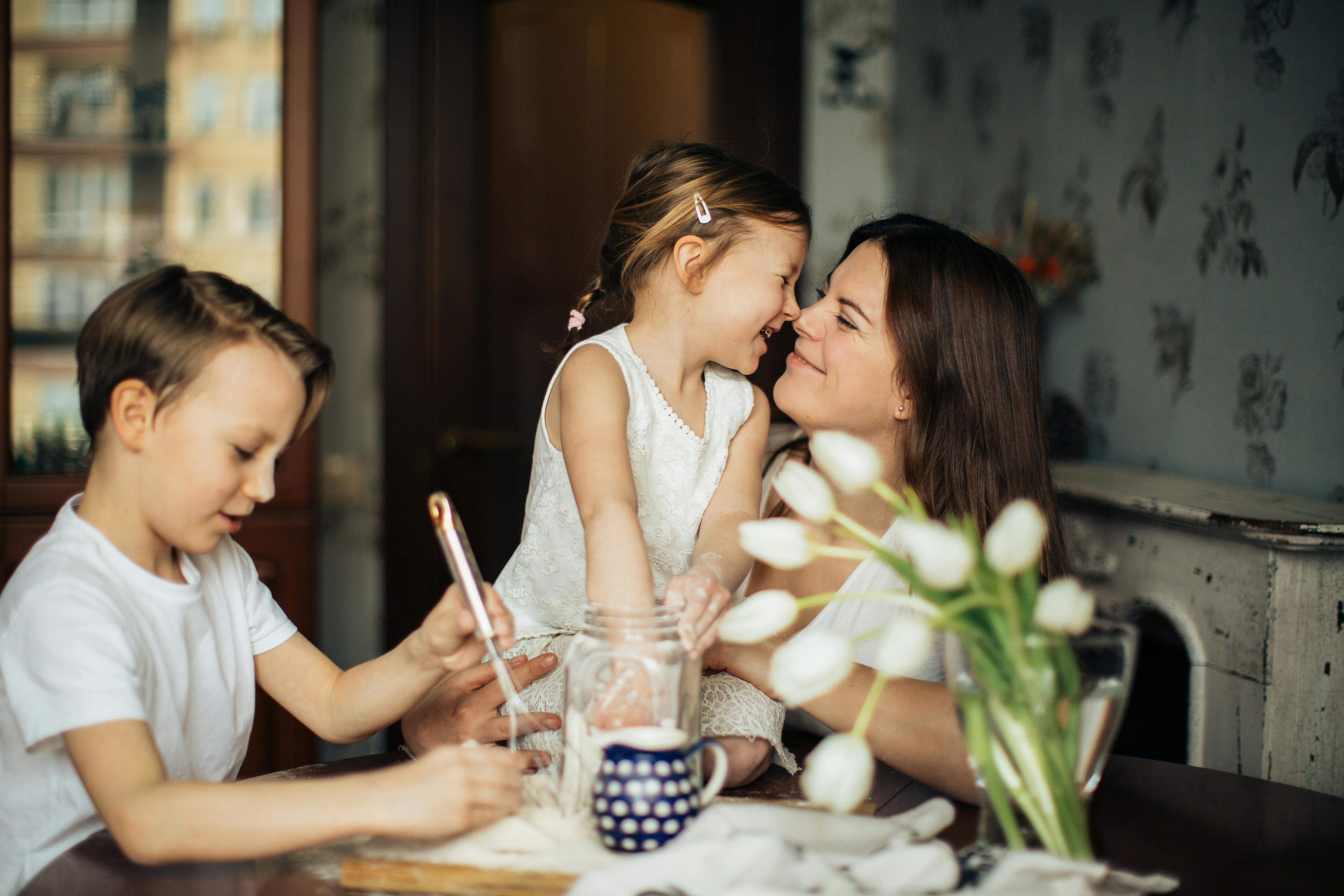 madre en casa con sus hijos
