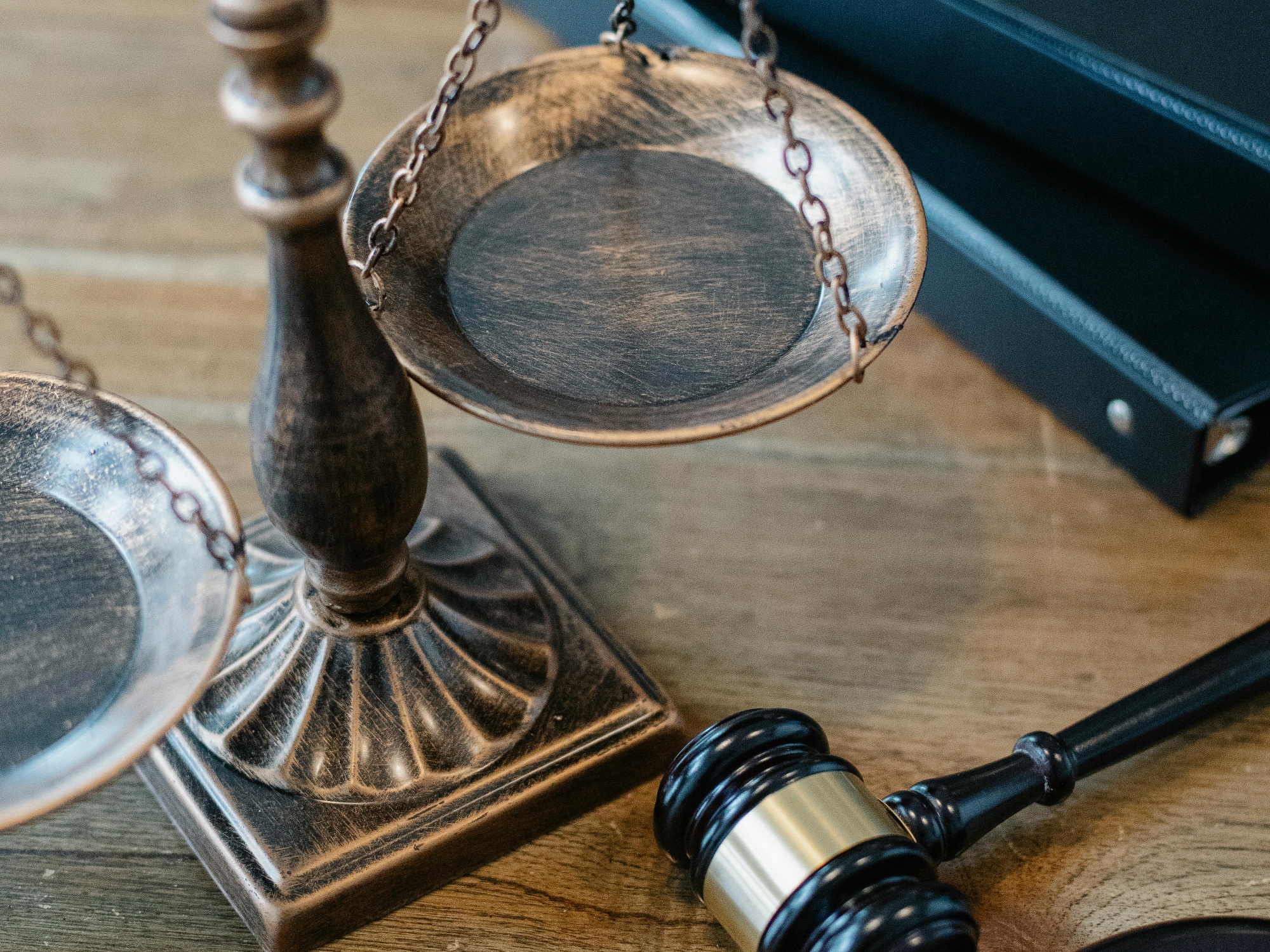 balanza de la justicia en sala del tribunal
