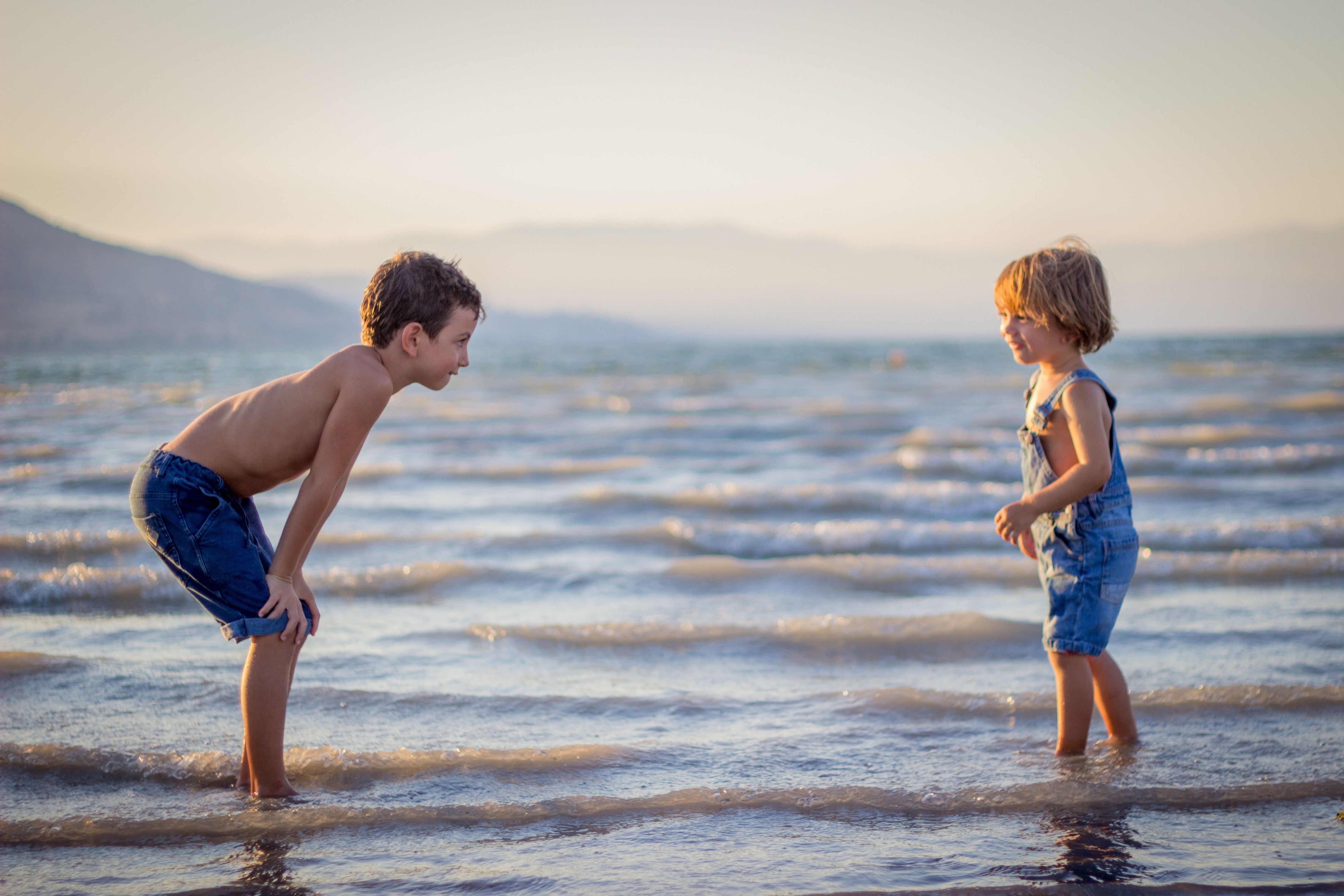 dos niños jugando en el lago