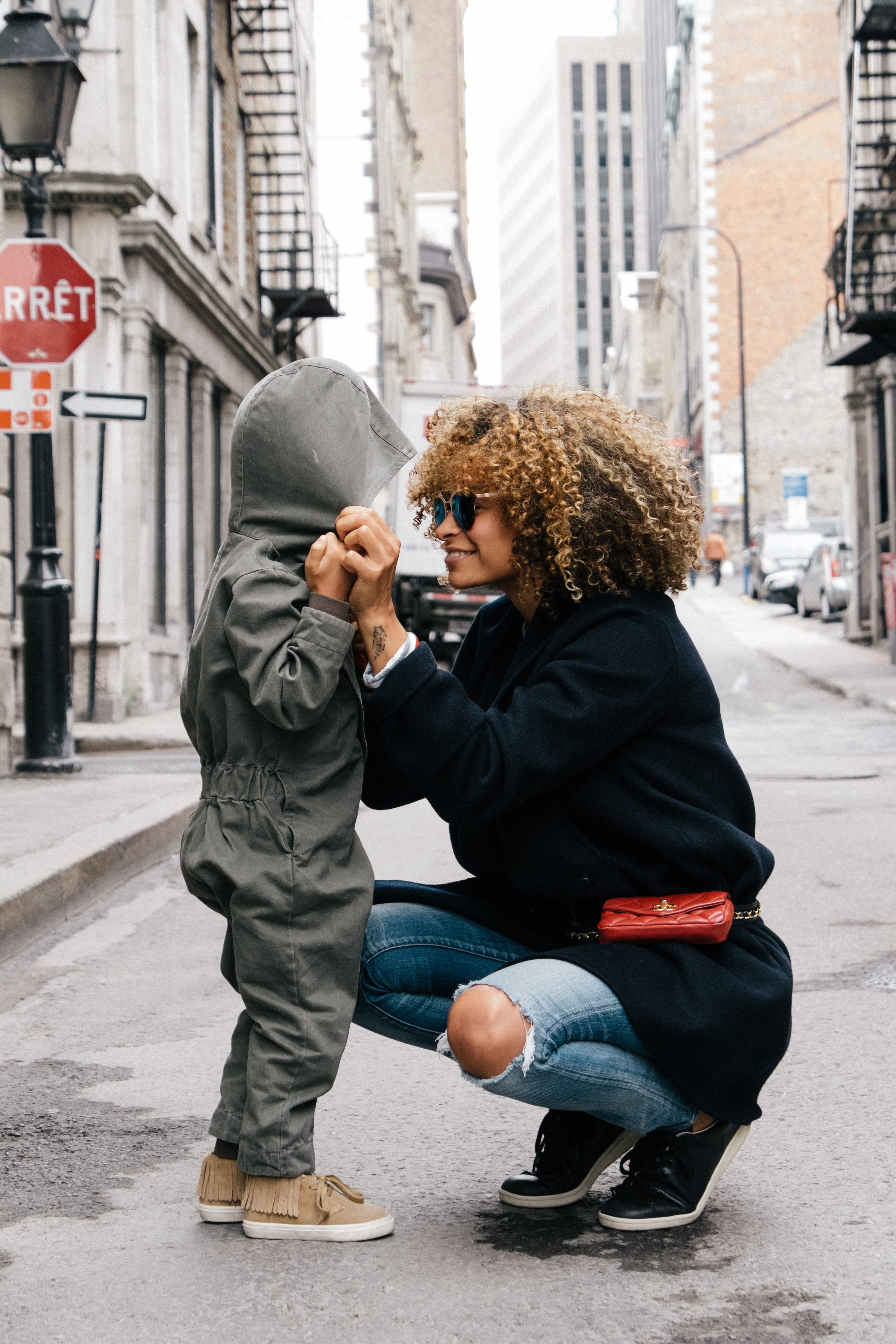 madre sonriendo con su hijo en la calle