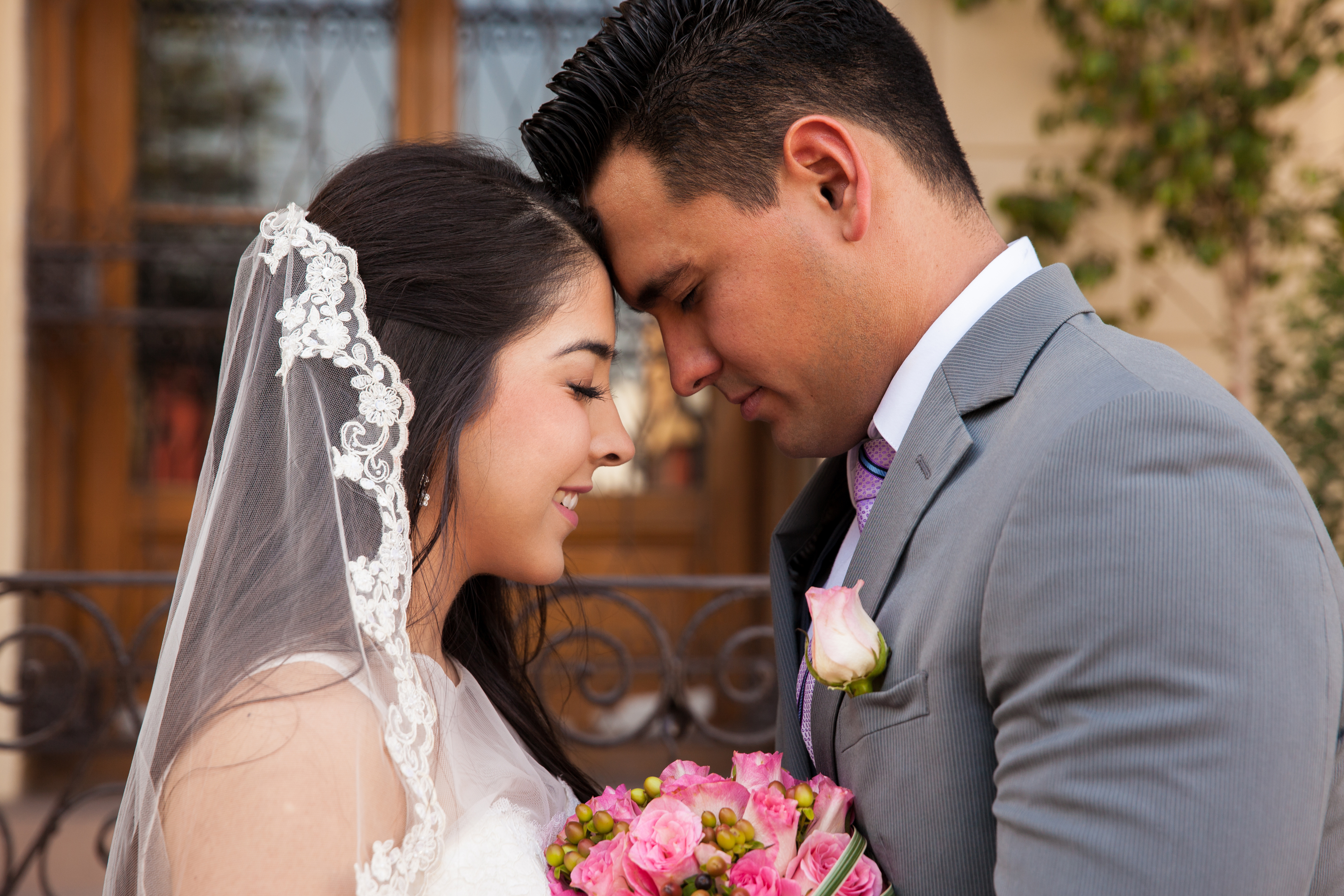 Dos anillos de boda uno junto al otro, con enlace a los precios de acuerdos prenupciales.
