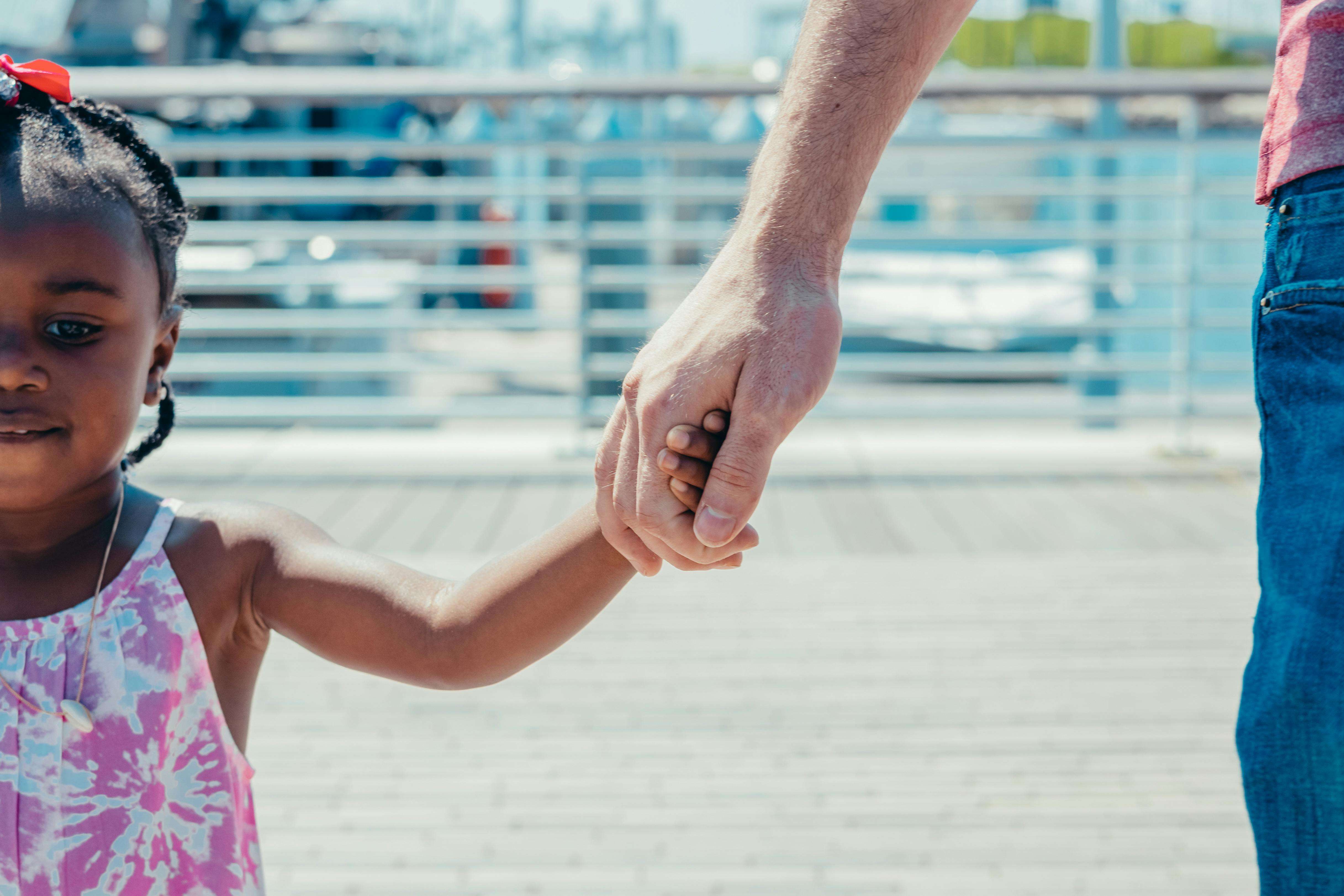hija y padre tomados de la mano