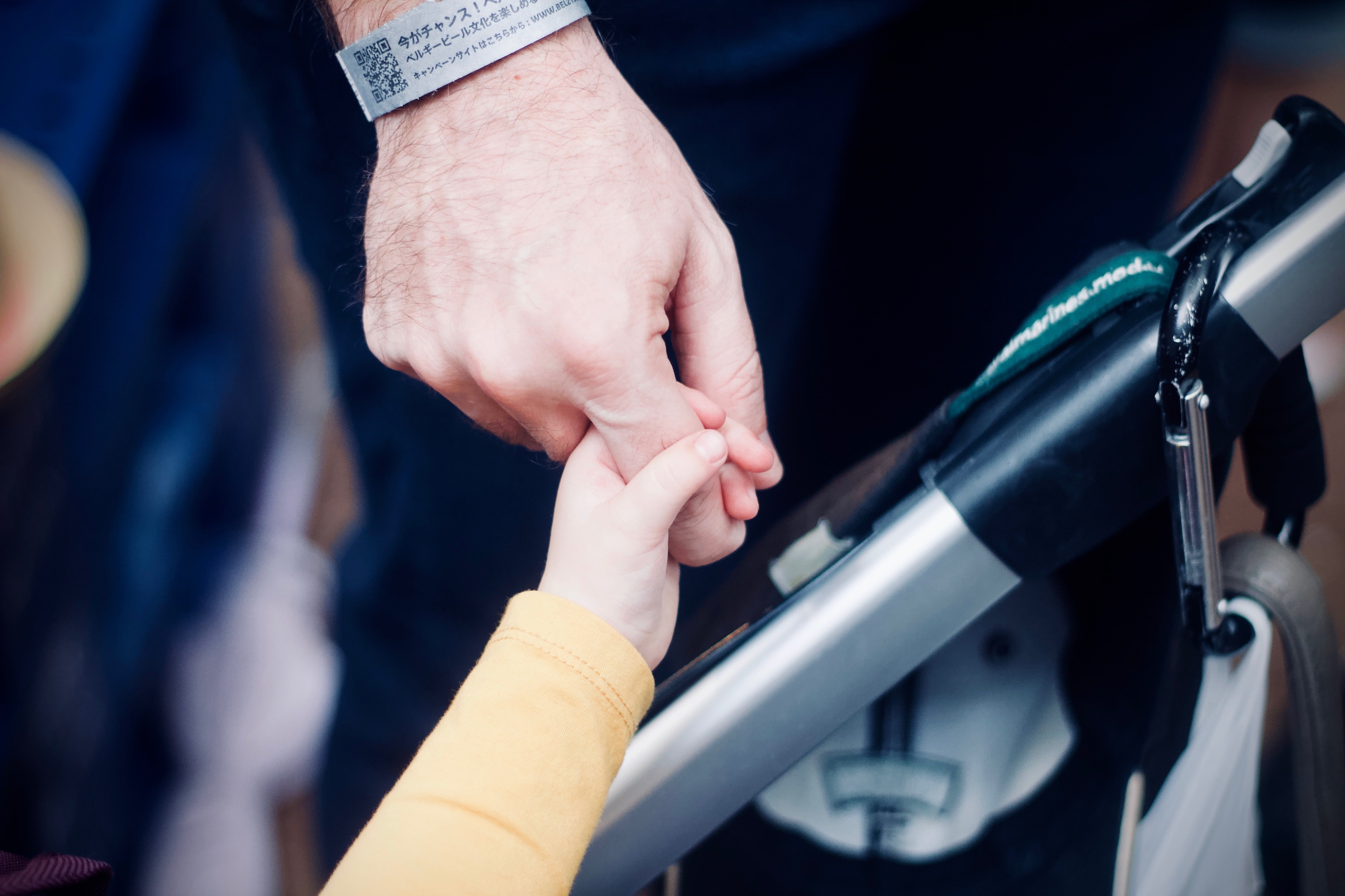 niño tomando la mano del padre