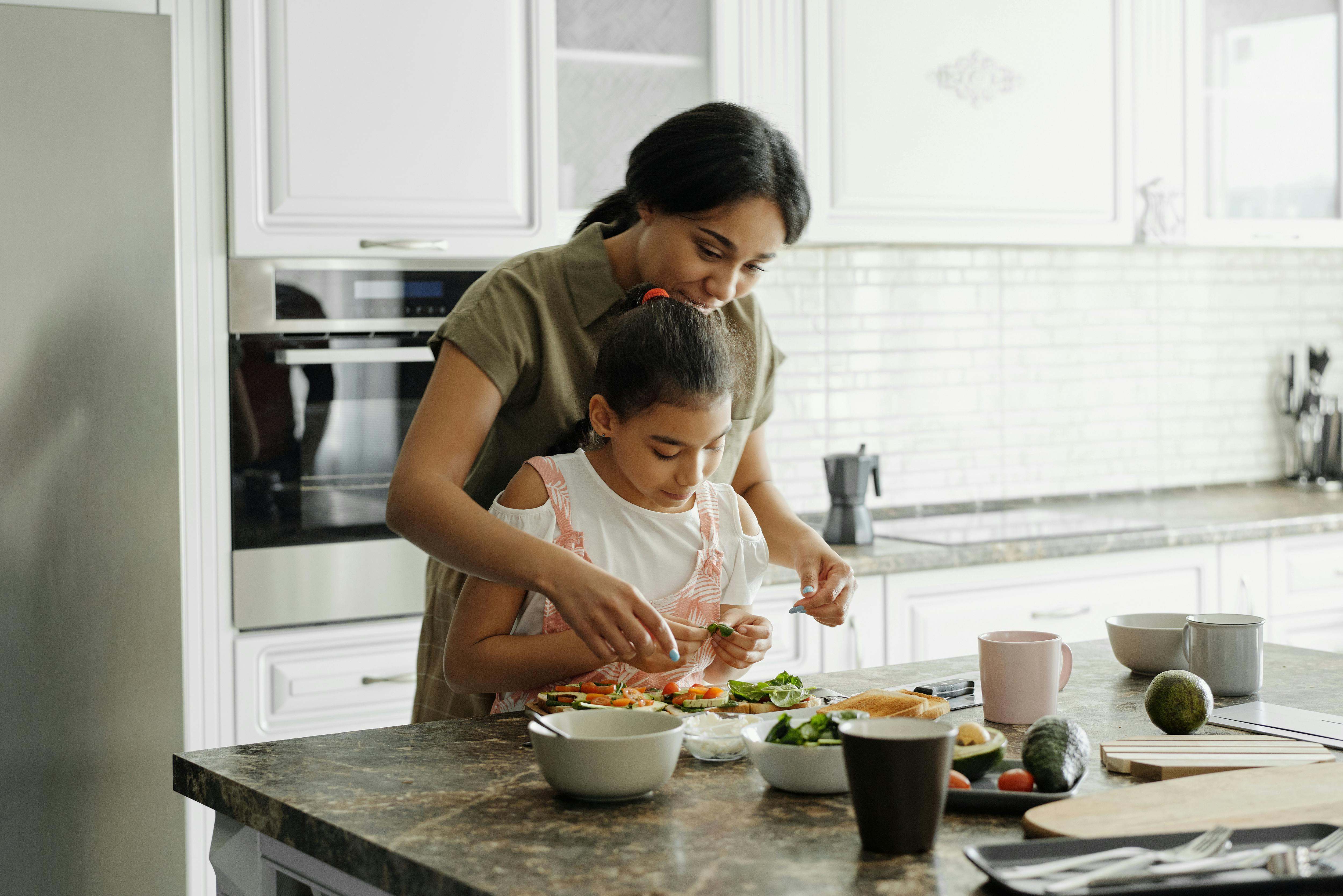 madre e hija cocinando