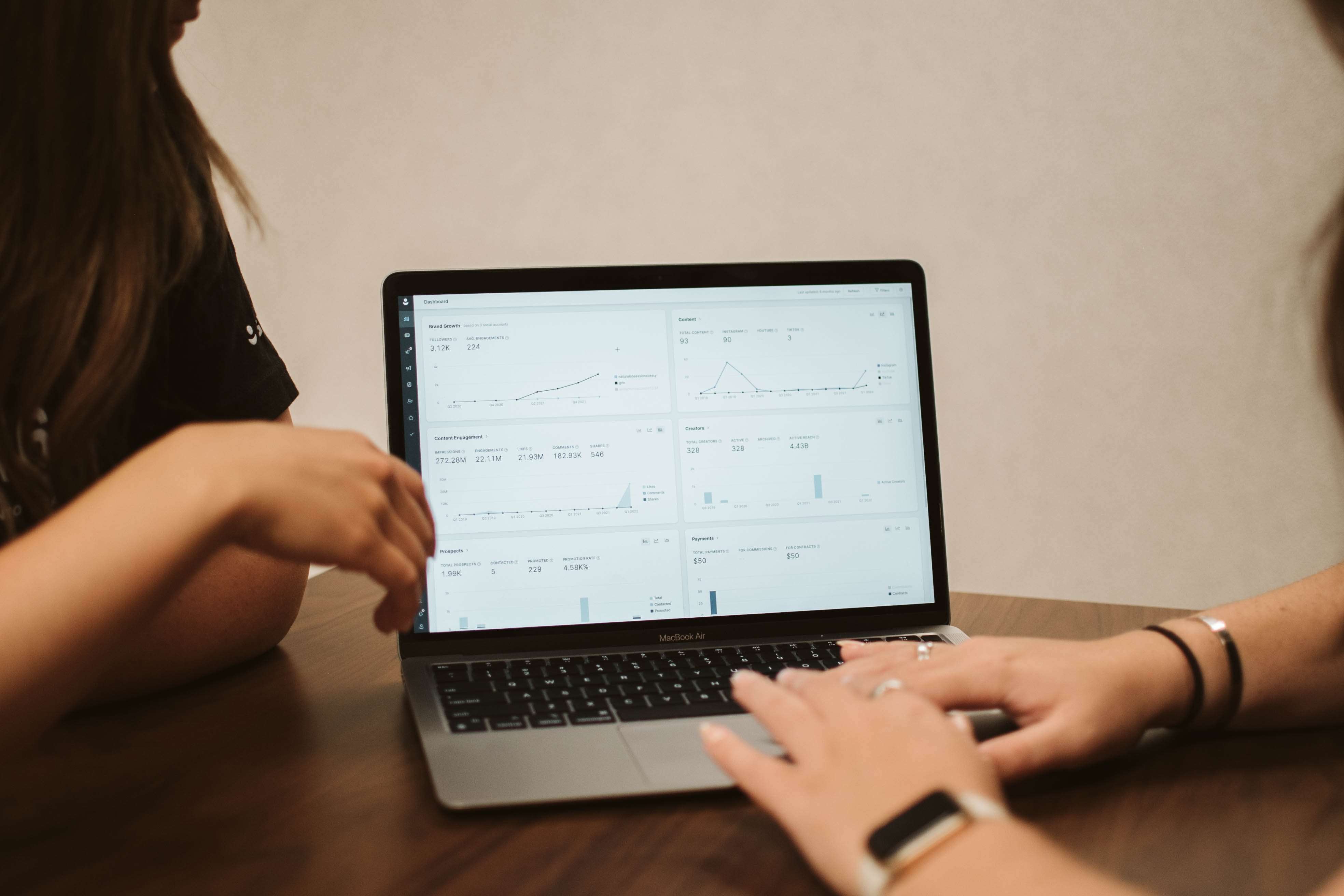 dos personas redactando un informe en una computadora