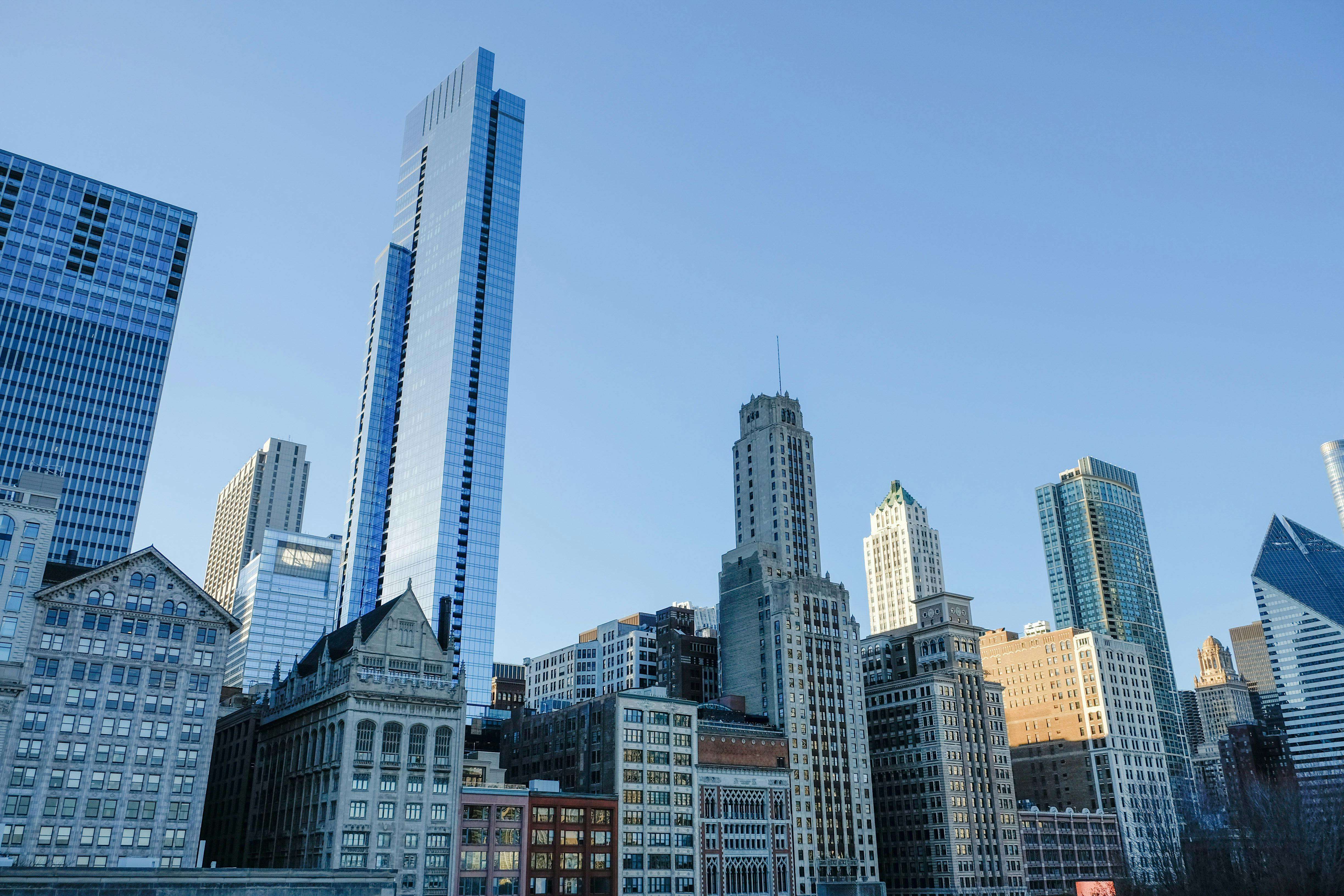 Edificios del centro de Chicago bajo un cielo azul despejado.
