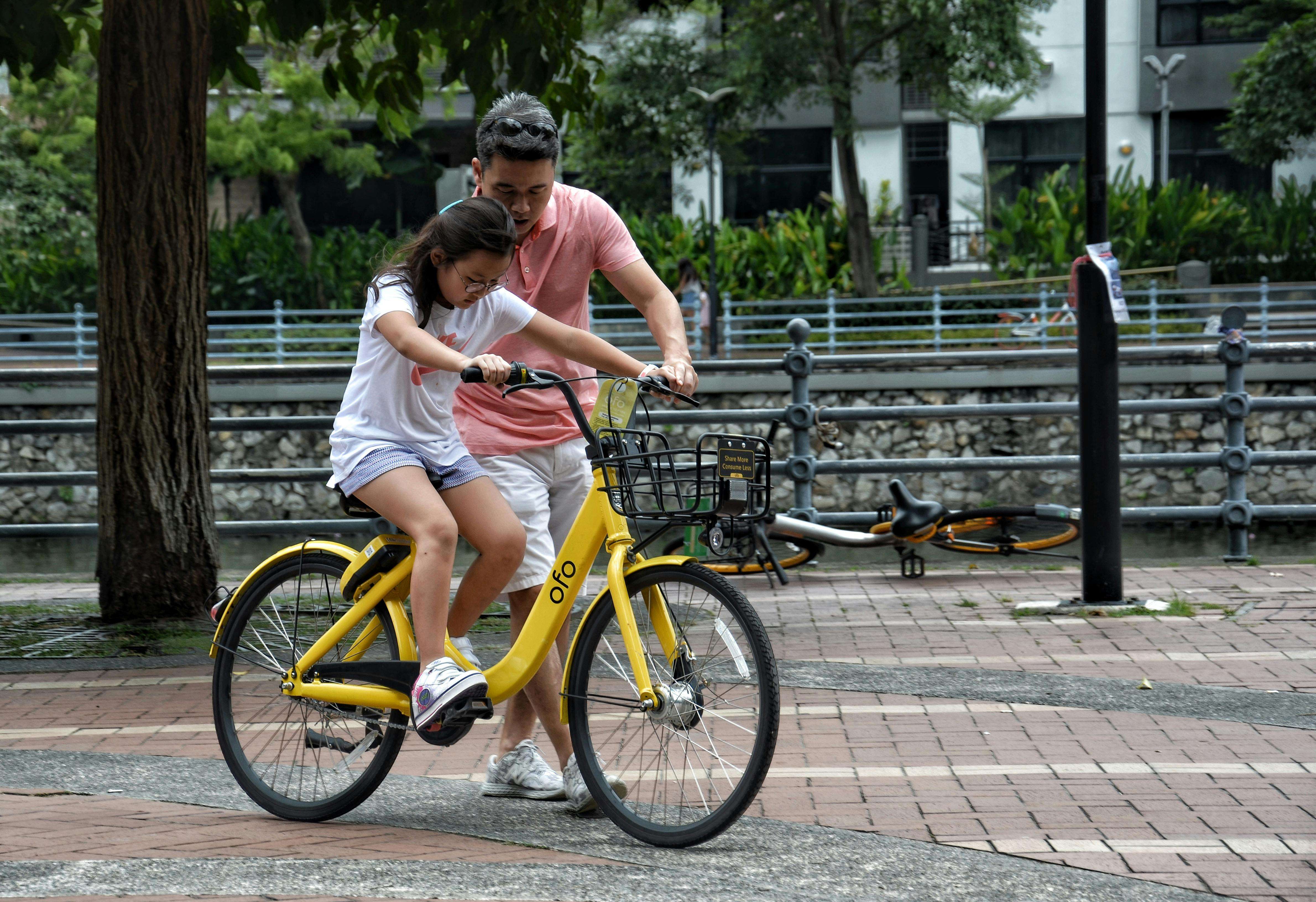 padre e hija andando en bicicleta