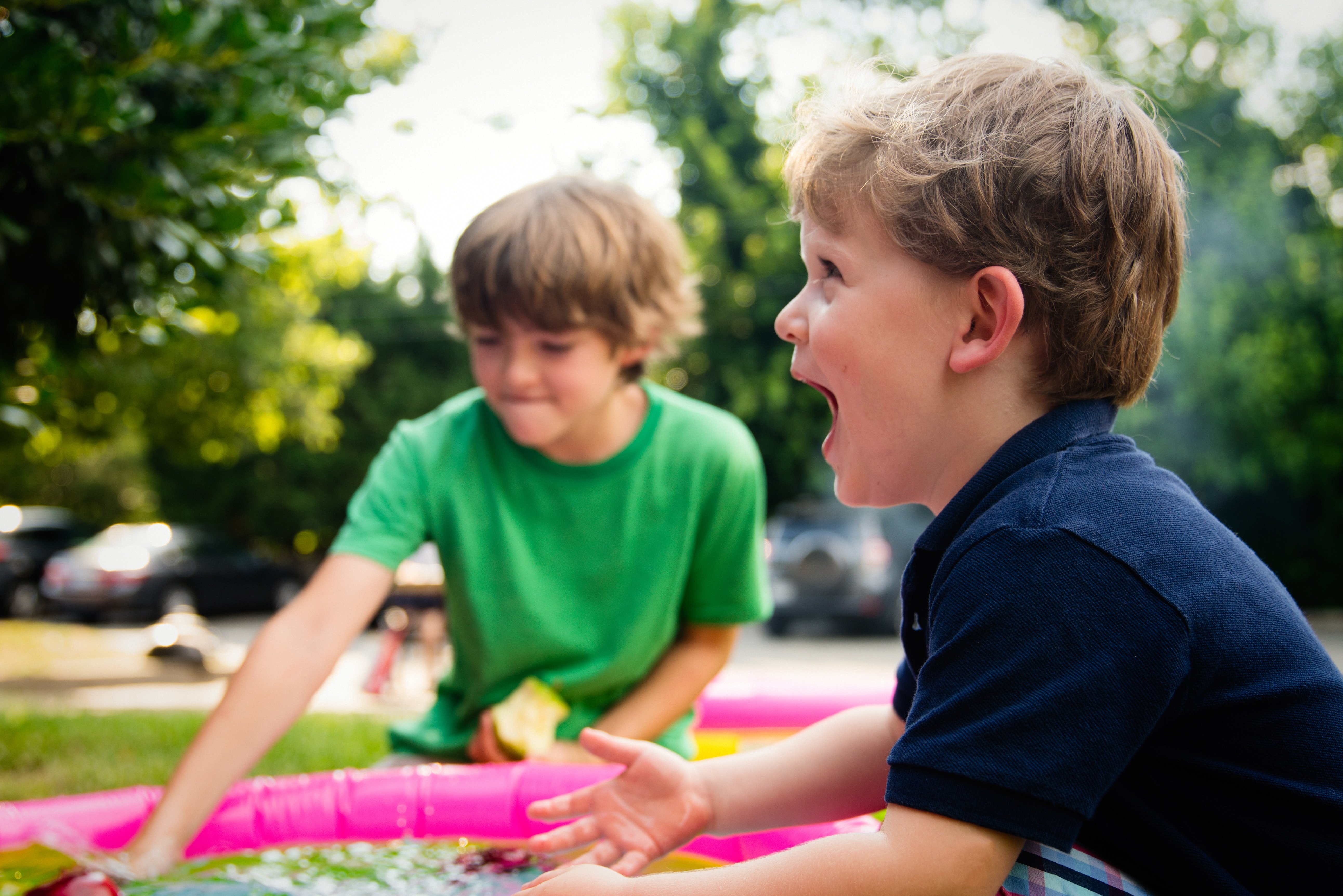 dos niños jugando al aire libre