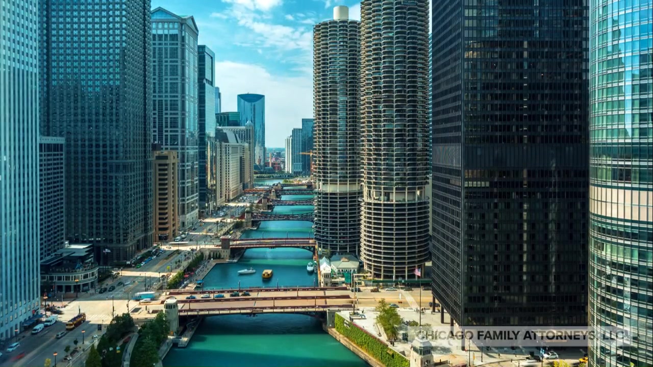 Río Chicago, puentes y torres con la marca de Chicago Family Attorneys.